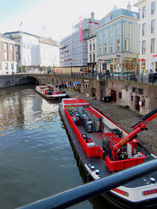 912501 Afbeelding van de elektrische bierboot en de elektrische afvalboot (Ecoboot), schepen van de Reinigings-, Markt- ...
